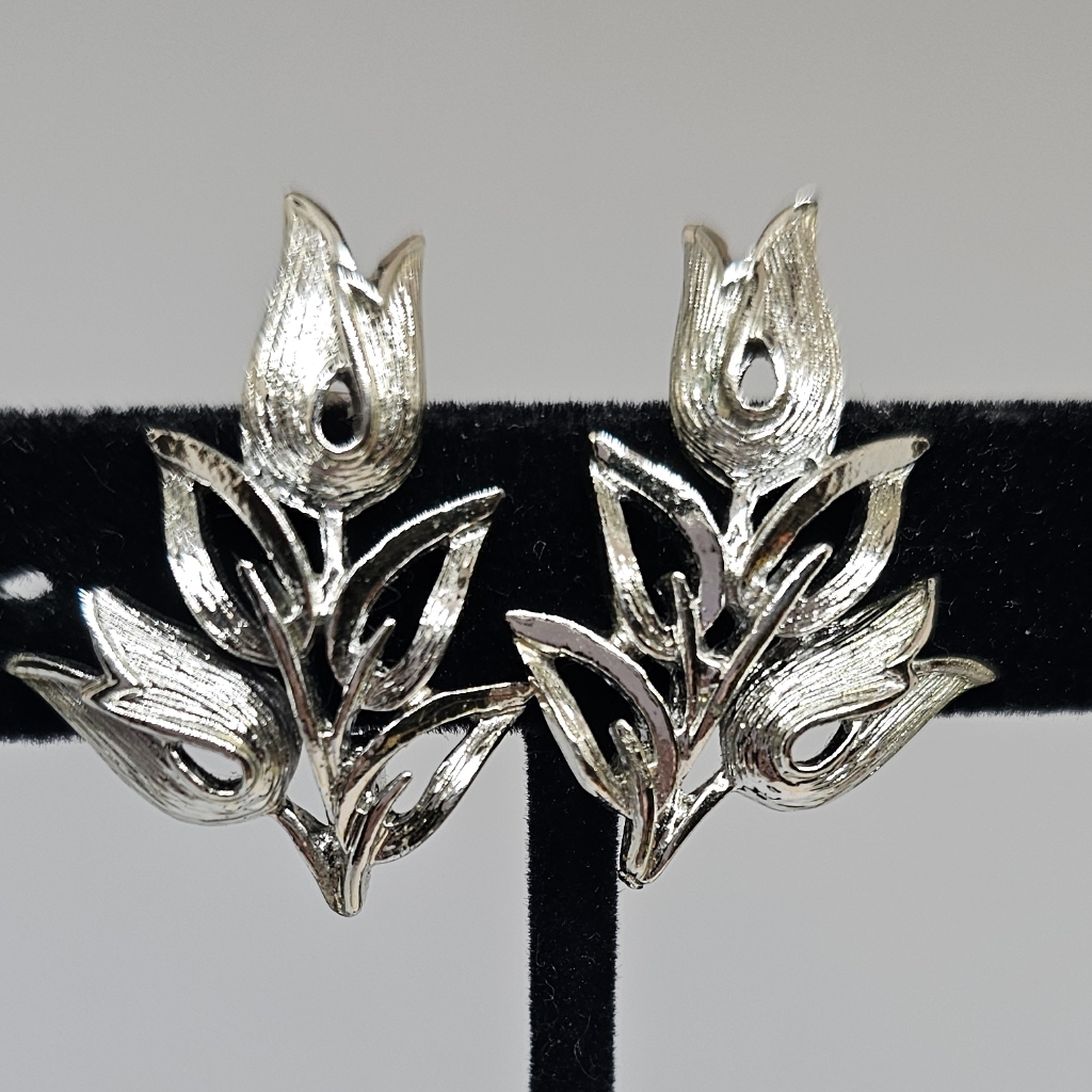 Vtg Coro Silver Floral Clip On Earrings 12$